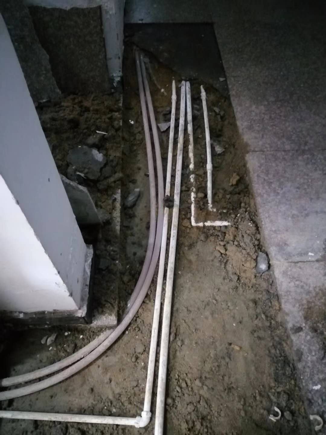 桥西漏水，切勿盲目乱刨乱砸