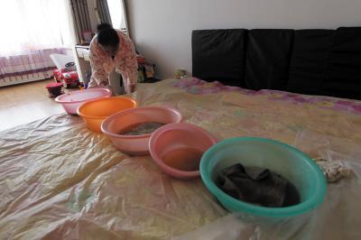 桥西楼上漏水，住户失联，小区没物管，业主维权难！律师来支招……